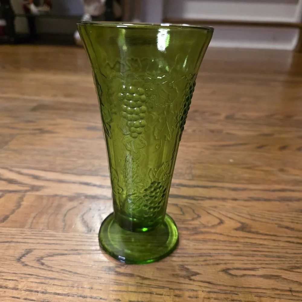 Vintage Green‎ Indiana Glass Footed Vase w/ Harvest Grape Leaves Design
